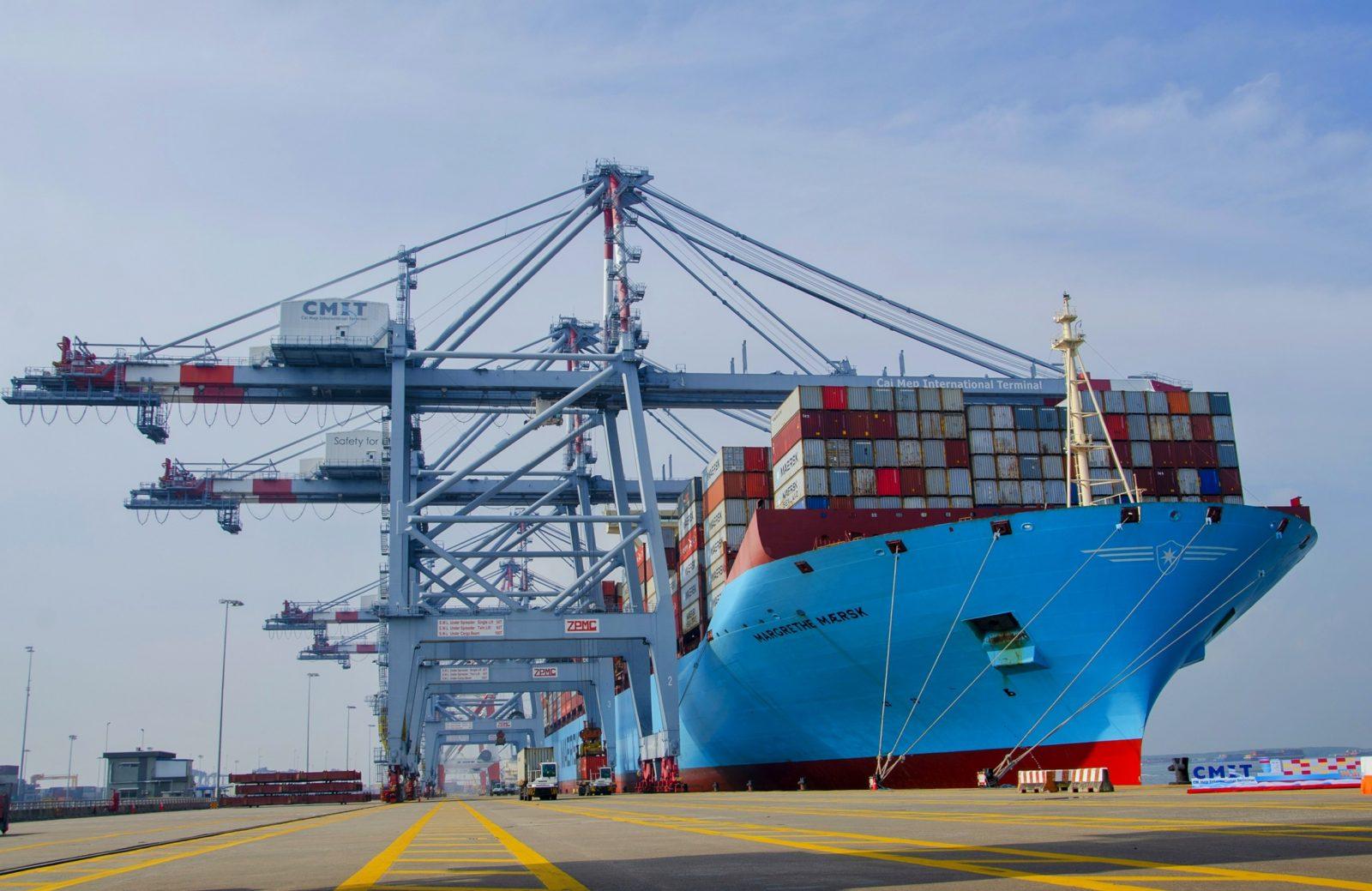 Siêu tàu container Margrethe Maersk cập cảng Việt Nam